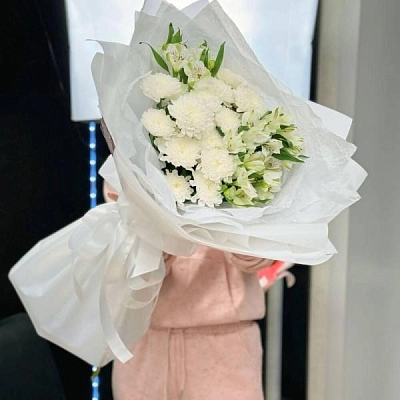 Букет с белой хризантемой и альстромерией